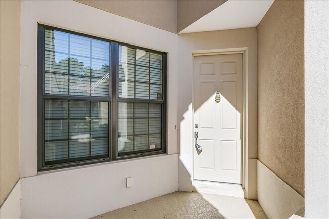 Building Photo - Beautiful Townhome in Vizcaya