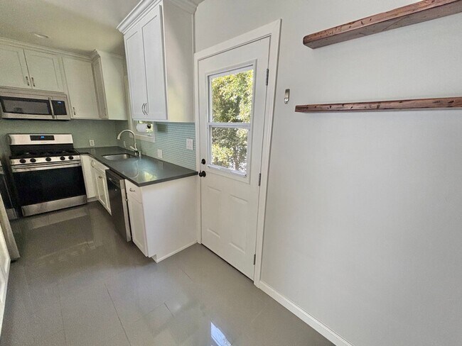 Building Photo - Charming Bungalow-Style Unit in Quiet Trip...