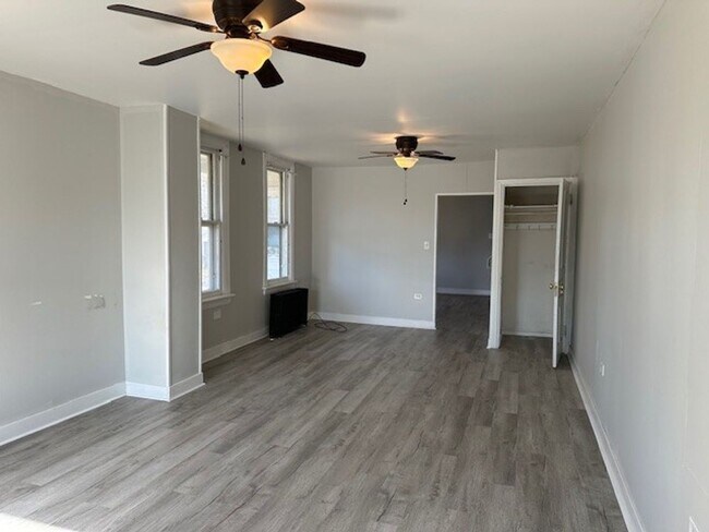 Foto del edificio - Spacious 3 Bedroom 1.5 Bathroom Home In Ce...