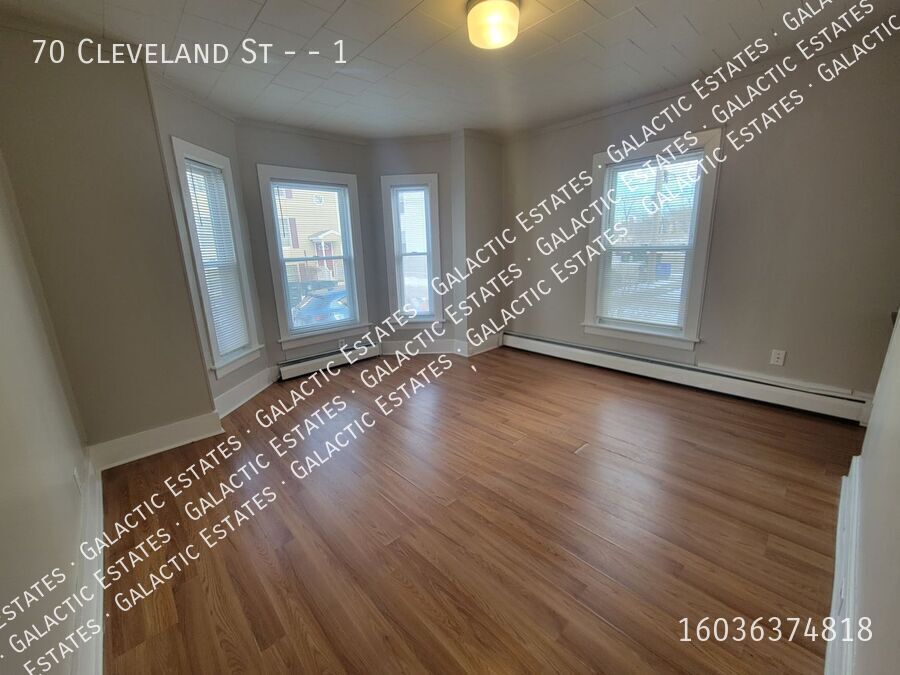 Foto principal - 1st floor spacious 3 bedroom 1 bath with b...