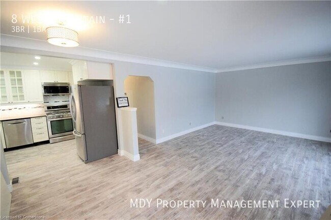 Photo du bâtiment - Welcome to this stunning upstairs apartment!