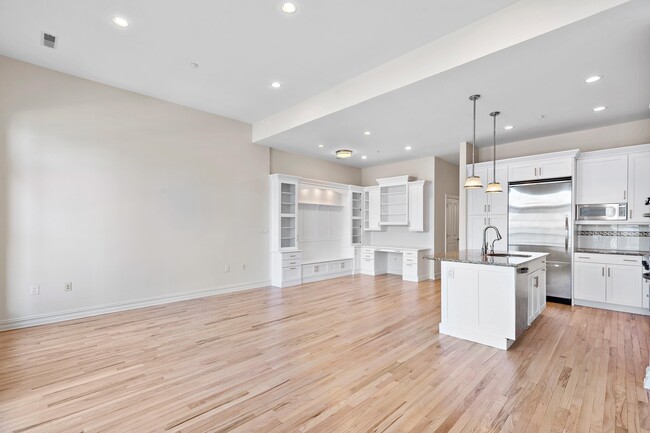 Building Photo - 16 Regency Pl