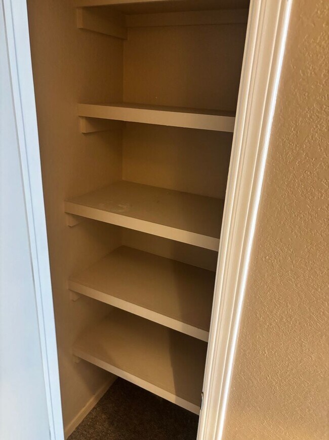 Building Photo - 5475 Valle Alegre