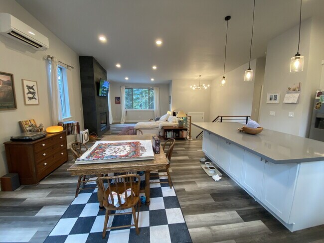 Foto del edificio - Elevated Modern Living in the Trees of Sudden Valley