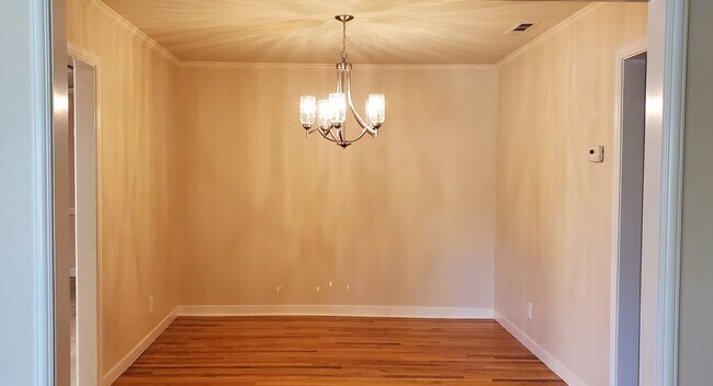Building Photo - 717 Elm St