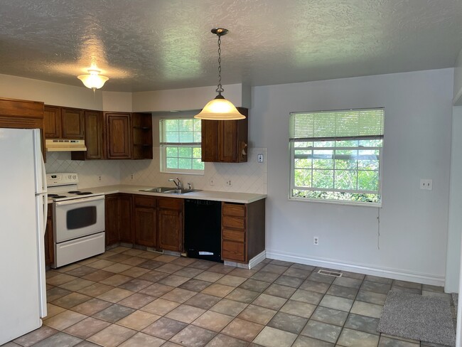 Building Photo - 4045 Hillcrest Cir