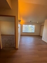 Building Photo - 1095 NE Hidden Valley Dr