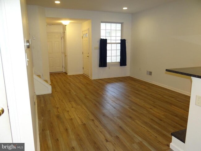 Building Photo - 107 Country Ln