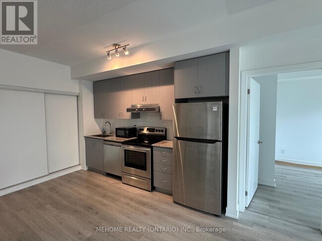 Photo du bâtiment - 1709-1709 Bur Oak Ave