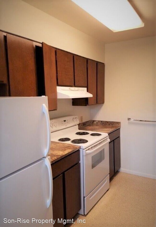 Building Photo - 1420 Lakeway Dr