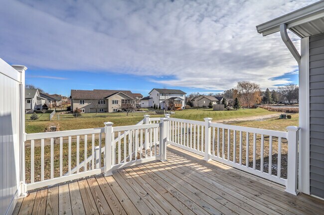 Amplia terraza trasera privada con vistas a una zona verde. - 836 Thompson Drive