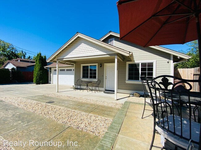 Foto del edificio - 3 br, 2 bath House - 9664 Kent St