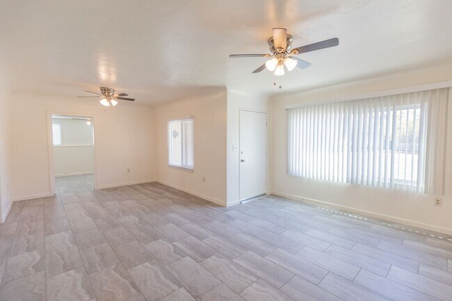 Foto del edificio - Perfect 4 bed 2 bath home across the stree...