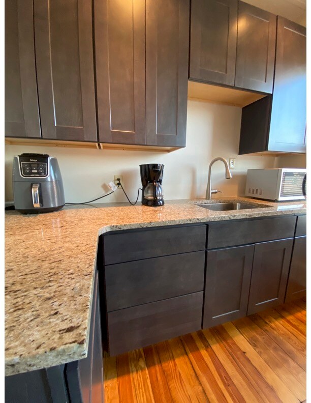 Building Photo - 1051 W 4th St