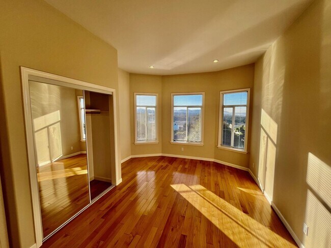 Foto del edificio - CHARMING RICHMOND 1 BED WITH INCREDIBLE VIEWS!!!