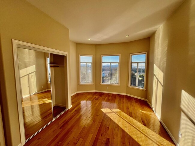Building Photo - CHARMING RICHMOND 1 BED WITH INCREDIBLE VIEWS!!!
