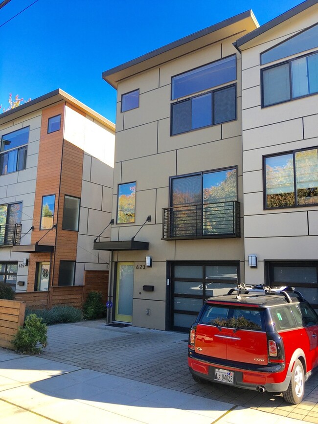 Building Photo - Three Bedroom Fremont Townhouse waiting fo...