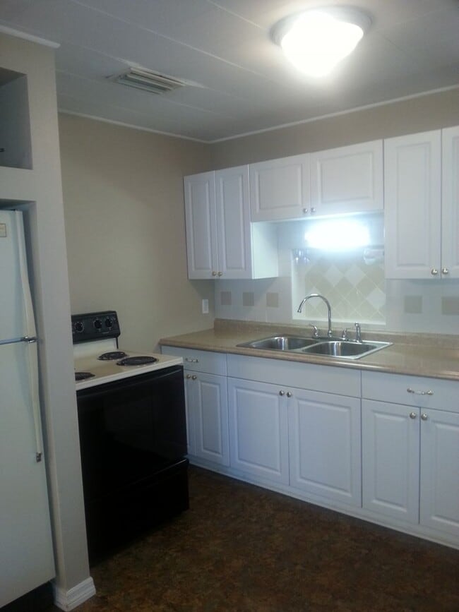 Building Photo - Northeast St. Petersburg, Three bedroom on...