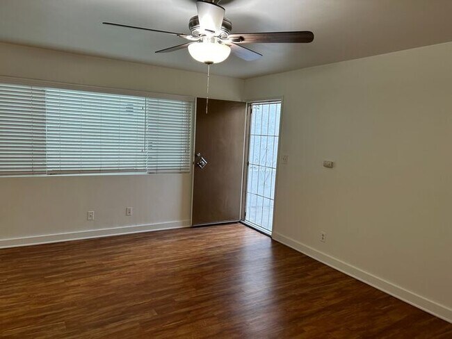 Foto del edificio - WONDERFULLY LOCATED DWNSTRS 1BD 1BA STUDIO IN OLD TOWN SEAL BEACH!