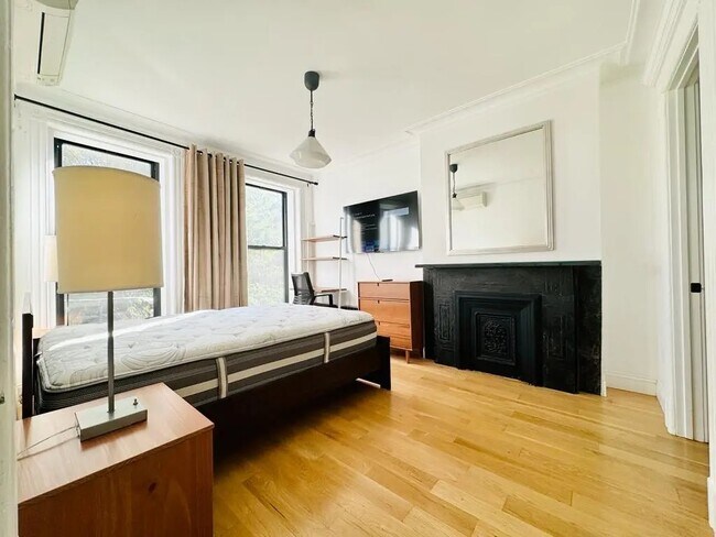 Foto del edificio - Furnished room/NOT APARTMENT