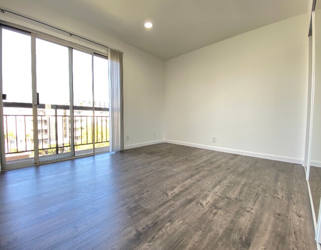 Building Photo - 8722 Burton Way