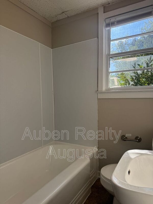 Foto del edificio - 1547 Heath St