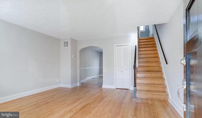 Building Photo - 1046 Elm Rd