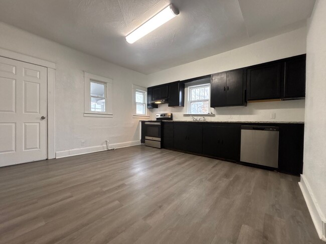 Building Photo - 4 bedroom 2.5 bath remodeled home availabl...