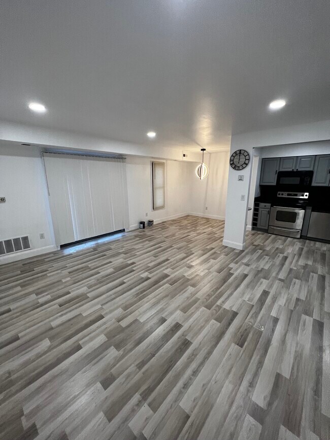 Building Photo - 14 Mile Condo Unit 80