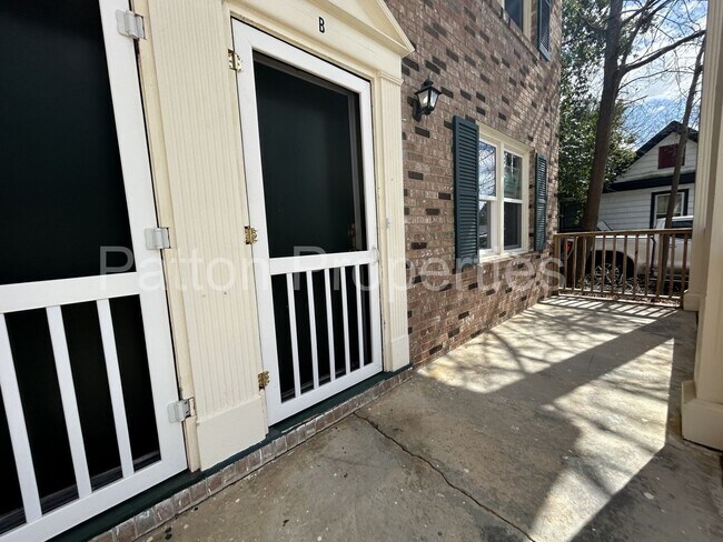 Foto del edificio - 7034 Fairmont Rd