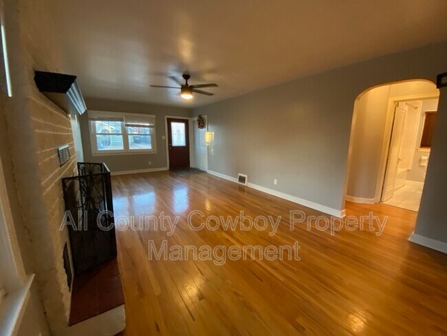 Foto del edificio - 209 E 2nd Ave