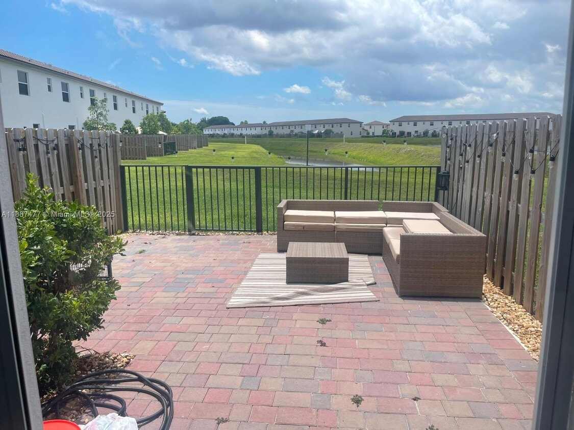 Foto principal - 2328 NW 125 St
