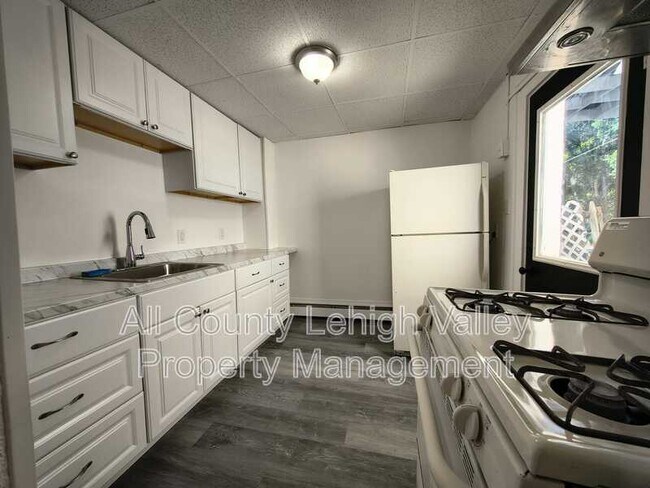 Building Photo - 546 Thomas St