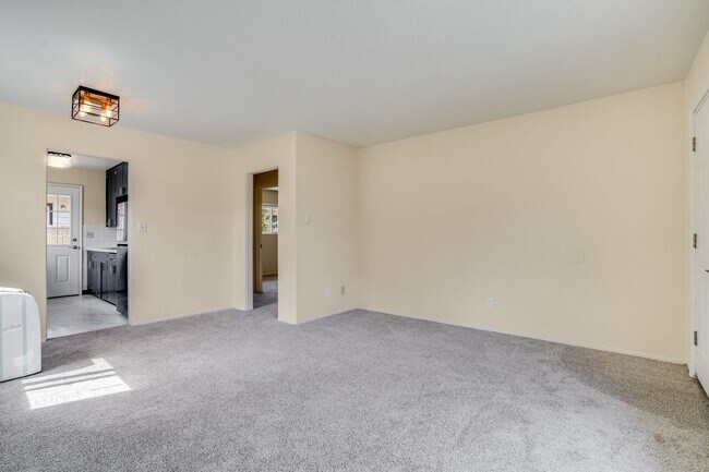 Foto del edificio - 2203-2215 NE 81st Avenue