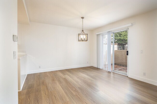 Foto del edificio - Townhome in Lake Forest