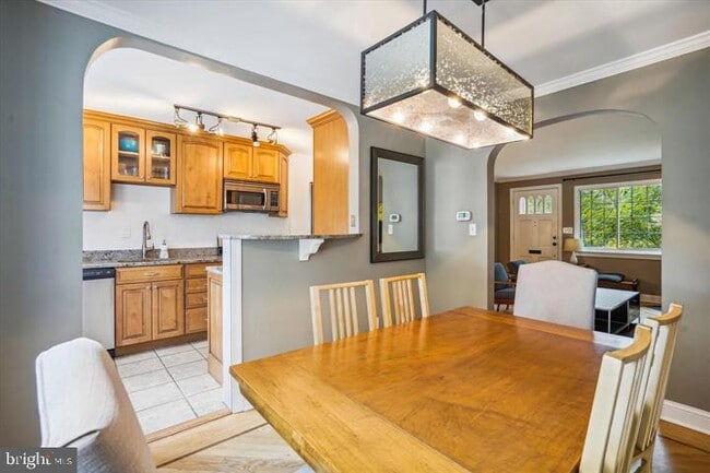 Building Photo - 705 Avon Pl