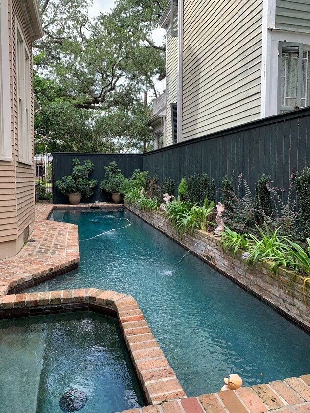 Vista de la piscina y la entrada desde la cabaña - 4036 Saint Charles Ave