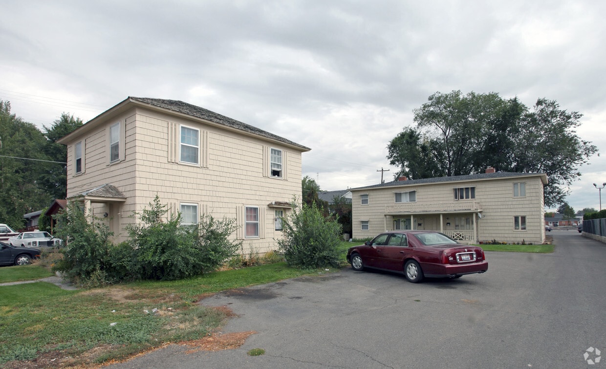 Primary Photo - 128-136 Elm St N