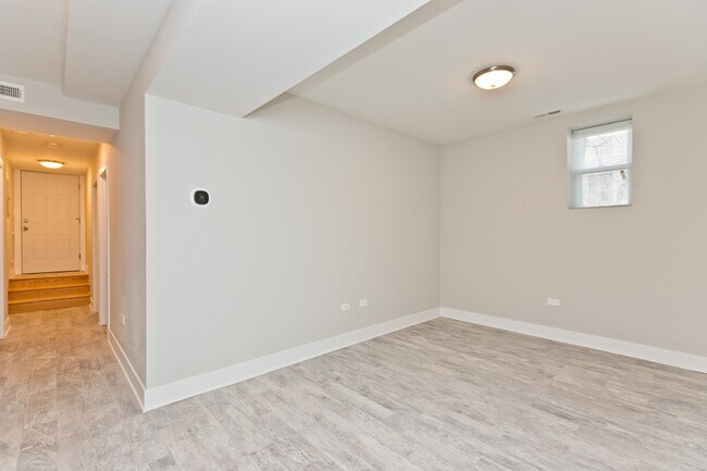 Building Photo - 1039 W Roscoe St