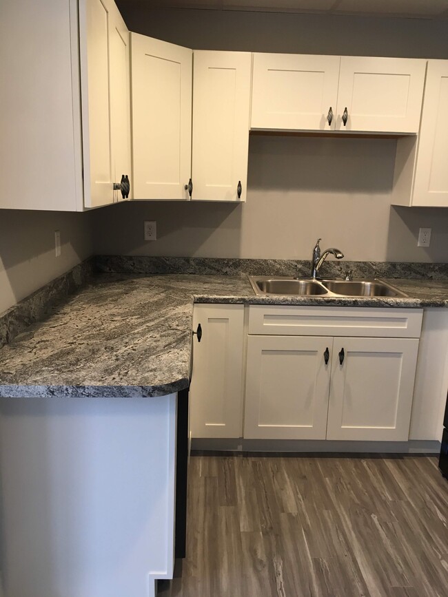 Clean and spacious kitchen - 421 N 20th St