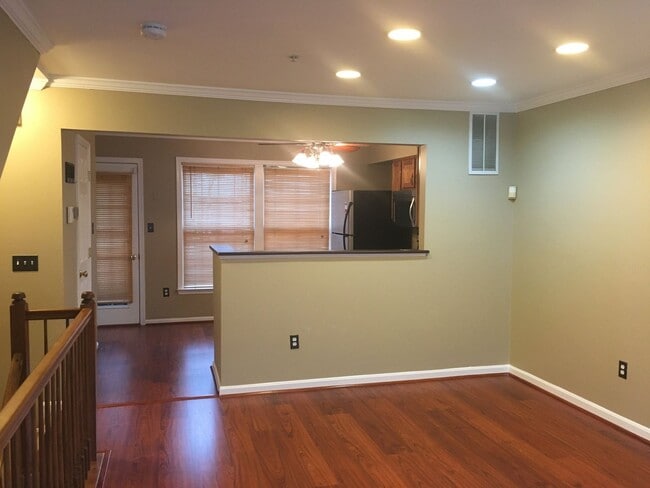 Building Photo - Gorgeous 2 BR/2.5 BA Townhome in Upper Mar...