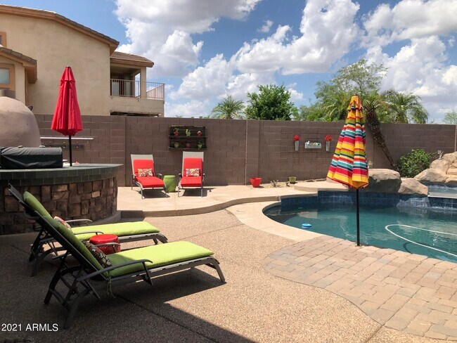Building Photo - 1540 E Villa Theresa Dr