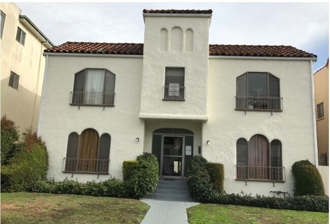 Building Photo - 422 N Hayworth Ave