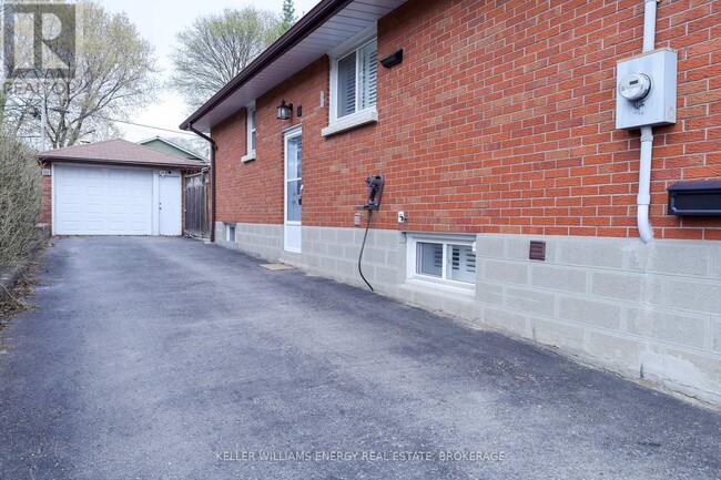 Building Photo - 242 Chadburn St
