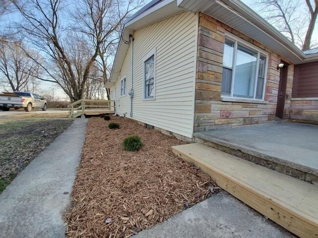 Building Photo - New Remodel 3 bed 2 bath Ranch House!