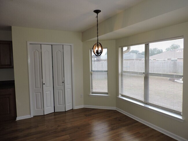 Building Photo - Four bedroom home near Whiting Field!