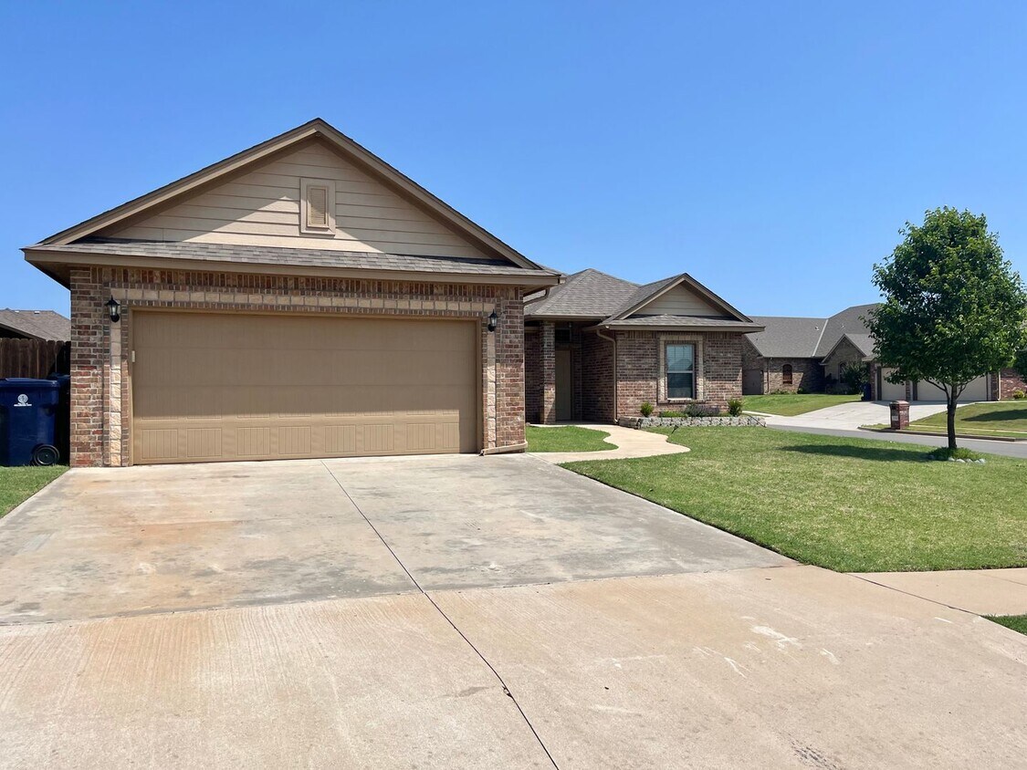 Primary Photo - Spacious 4 Bed 2 Bath!!