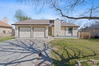 Building Photo - 1002 Parkside Cir