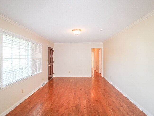 Building Photo - Nice Home with Country Setting! Large Lot!