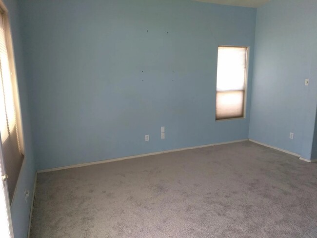 Building Photo - 1507 E Sunrise Way